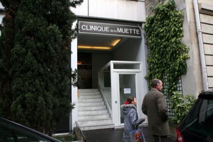 Exteriores de la clínica parisiense de La Muette, ayer.