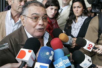 El propietario del bar denunciado por una pareja de homosexuales habla con los medios tras el juicio rápido celebrado hoy en Sevilla.