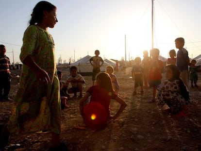 Ni&ntilde;os desplazados juegan en el campo de Baharka.