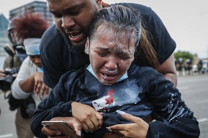 Reacción de una manifestante tras ser alcanzada por gas pimienta, en una manifestación de Minneapolis. 