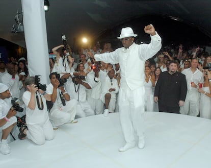 Sean Combs, fotografiado por la prensa durante una de sus fiestas blancas, en esto caso celebrada en Bridgehampton, Nueva York, en julio de 2004.