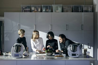 Vorwerk tiene su sede en España en la periferia de Madrid, en el Campo de las Naciones. Allí un equipo de cinco personas se dedica a crear y probar recetas, una de las claves del éxito del robot. De izquierda a derecha, Miriam Aguirre Owen, Beatriz Rodríguez Díez, Cristina Vela Vico e Isaac Ramos Pena comentan un plato.