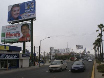Carteles electorales en Ensenada (Baja California, M&eacute;xico).
