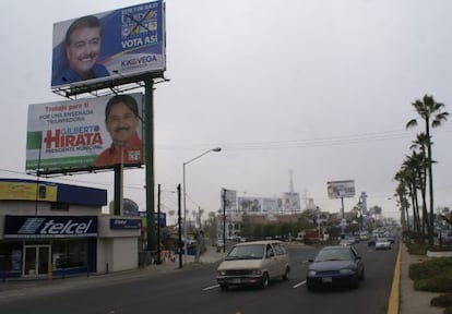 Carteles electorales en Ensenada (Baja California, M&eacute;xico).