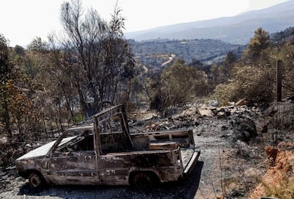 Un vehículo calcinado en el término municipal de Yátova el lunes, donde continúan las tareas de extinción de los incendios forestales que afectan a las localidades valencianas de Cortes de Pallás y Andilla.