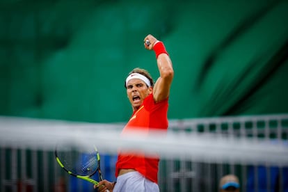 Nadal celebra un punto ante Delbonis