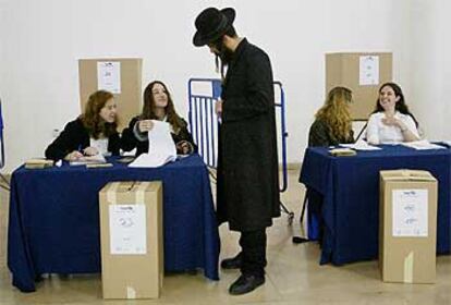 Un judo ultraortodoxo deposita su papeleta en una oficina de votacin de Jerusaln.