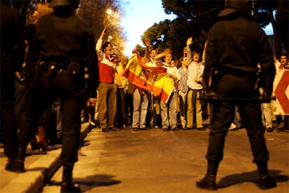 Entre el público que asistió a la manifestación convocada al día siguiente de la retirada de la estatua, se encontraban numerosos jóvenes simpatizantes de la Falange.