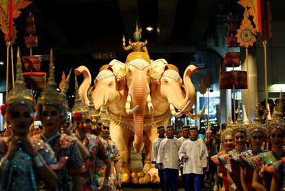 Numerosas personas participan en el desfile para apoyar el "Amazing Thailand Tourism Year 2018 ", en Bangkok (Tailandia).