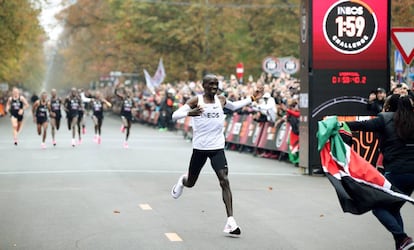 Eliud Kipchoge acude a abrazar a su familia tras cruzar la meta en Viena.