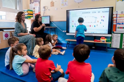 Isabel Díaz Ayuso (a la izquierda), visitaba el colegio San Juan Bautista de Arganda del Rey (Madrid) en septiembre de 2023.