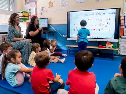 Isabel Díaz Ayuso (a la izquierda), visitaba el colegio San Juan Bautista de Arganda del Rey (Madrid) en septiembre de 2023.