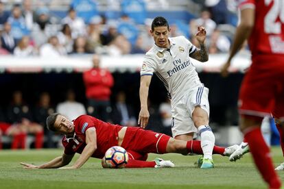 James Rodriguez (derecha) pelea el balón con Clement Lenglet.