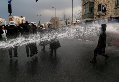 Manifestantes judíos ultraortodoxos son dispersados con cañones de agua por la policía israelí durante una manifestación celebrada en Jerusalén contra el servicio militar de su comunidad, el 9 de febrero de 2017.