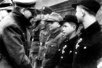 Hitler saluda al soldado Alfred Czech, de 12 años, en marzo de 1945.