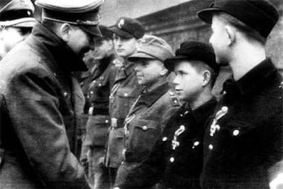 Hitler saluda al soldado Alfred Czech, de 12 años, en marzo de 1945.