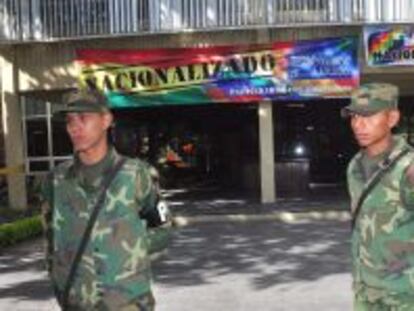 Dos militares hacen guardia  en la empresa Transportadora de Electricidad (TDE), filial expropiada de la espa&ntilde;ola Red El&eacute;ctrica de Espa&ntilde;a (REE), en Cochabamba (Bolivia). EFE/Archivo