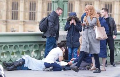 Esta fotografia na ponte de Westminster durante o atentado de Londres do 22 de março foi utilizada como um argumento islamófobo