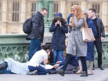 Esta fotografia na ponte de Westminster durante o atentado de Londres do 22 de março foi utilizada como um argumento islamófobo