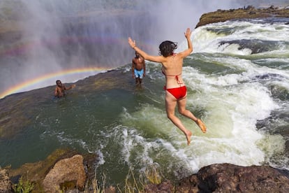 La piscina del Diablo es una poza en el borde de las cataratas Victoria, donde el río Zambeze se precipita desde más de cien metros. Zambullirse allí solo es posible desde finales de agosto hasta diciembre, cuando baja el caudal del río aislando esta vertiginosa bañera natural. Más información: <a href="https://www.zambiatourism.com/" target="_blank">www.zambiatourism.com</a>