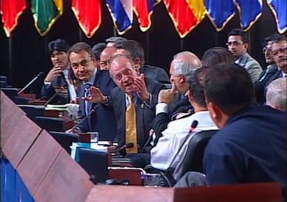 El rey Juan Carlos manda callarse al presidente de Venezuela, Hugo Chávez, con la frase "¿Por qué no te callas?", en presencia del presidente del Gobierno de España durante la clausura de la Cumbre Iberoamericana celebrada en Santiago de Chile.