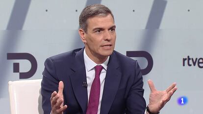 El presidente del Gobierno, Pedro Sánchez, durante la entrevista en TVE la noche de este lunes.