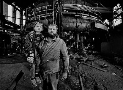Ken Platt y su hijo Ken posan en los altos hornos Jeannette, cerrados en 1984. Sobre ellos habla Bruce Springsteen en 'Youngstown', canción que narra el declive de la industria del acero en Ohio.