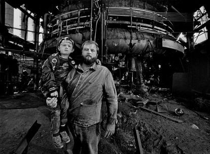 Ken Platt y su hijo Ken posan en los altos hornos Jeannette, cerrados en 1984. Sobre ellos habla Bruce Springsteen en 'Youngstown', canción que narra el declive de la industria del acero en Ohio.