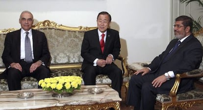 Morsi (derecha), Ban Ki-moon, y el ministro de Exteriores Mohamed Amer.