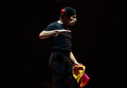 Israel Galván, en un momento de la representación de 'Carmen' en el Teatro de la Maestranza de Sevilla. Imagen del Archivo fotográfico de la Bienal de Flamenco.