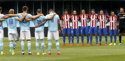 Los jugadores del Celta de Vigo y el Atlético de Madrid guardan un minuto de silencio por las víctimas del accidente del tren de O Porriño ocurrido ayer, antes del inicio del partido de la tercera jornada de Liga de Primera División disputado en el estadio de Balaídos.