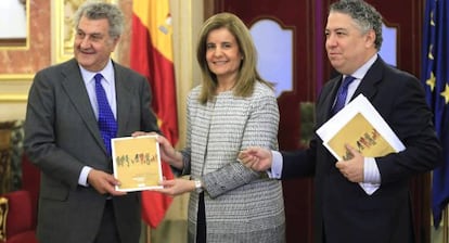 La ministra de Empleo, Fátima Báñez, entrega el informe del fondo de reserva al presidente del Congreso, Jesús Posada. A su izquierda, Tomás Burgos, secretario de Estado de la Seguridad Social. 