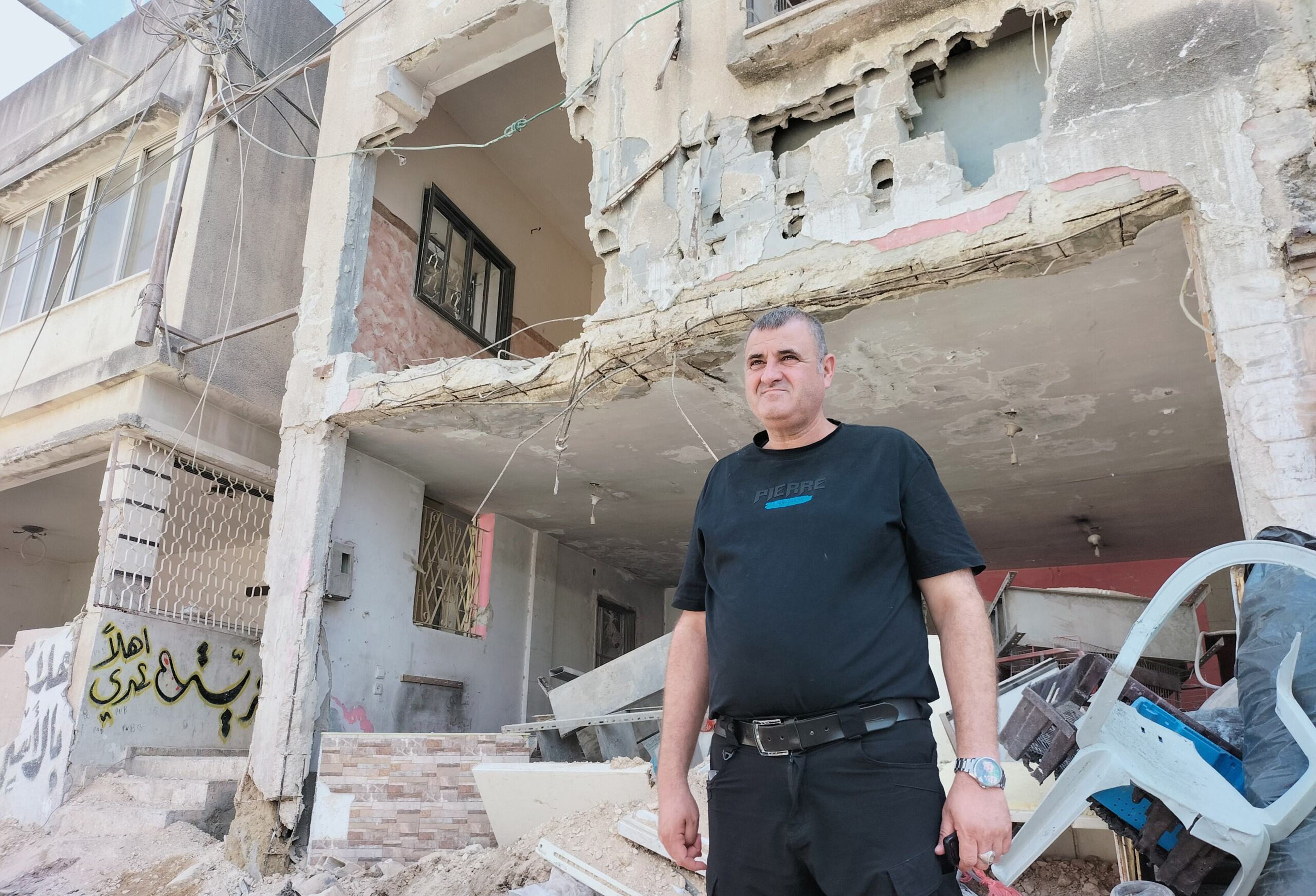 Samer Yaber, em frente à casa bombardeada de seu filho Abu Shuyaa, em Nur Al Shams, neste sábado.