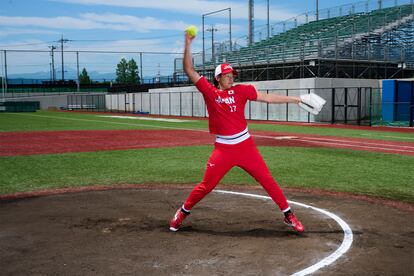 Yukiko Ueno, jogadora da equipe olímpica de softbol do Japão, fotografada no estádio Utsugi, em Takasaki, com o uniforme de jogo do time japonês para Tóquio-2021.