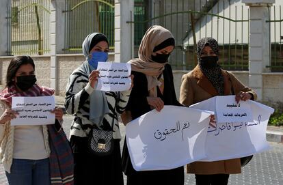 Varias mujeres protestan el pasado día 16 por las nuevas restricciones de movimiento impuestas por el Consejo de la Sharía en Gaza.