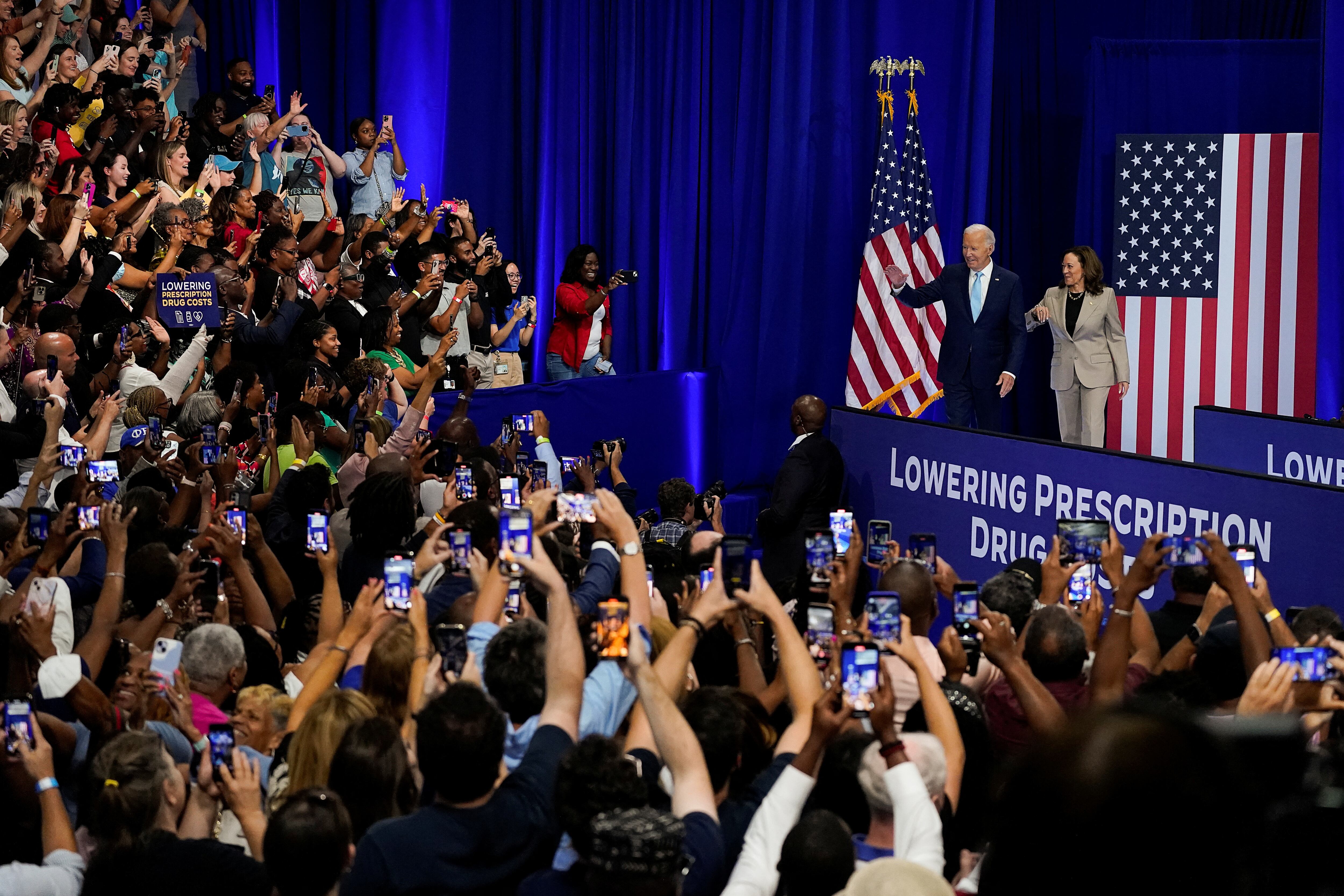 Biden e Harris cumprimentaram centenas de apoiantes esta quinta-feira em Maryland.