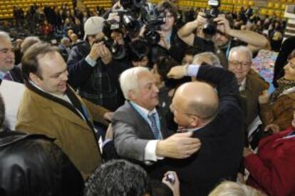 Jos&eacute; Luis Baltar Pumar y Jos&eacute; Manuel Baltar Blanco se abrazan tras la elecci&oacute;n de este como presidente provincial del PP en enero de 2010.