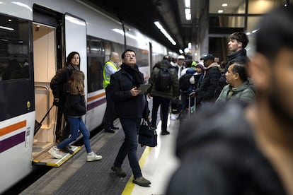 Usuarios de Rodalies en los andenes de Sants Estaci.