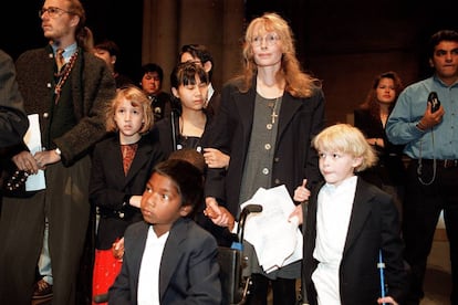 Mia Farrow, junto a sus hijos: Thaddeus, Tam, Dylan, Ronan, Isaiah y Moses, en 1995.