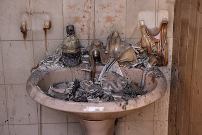 Detalle del baño de una vivienda quemada, tras el incendio forestal en el barrio de Halandri en Atenas, este martes.