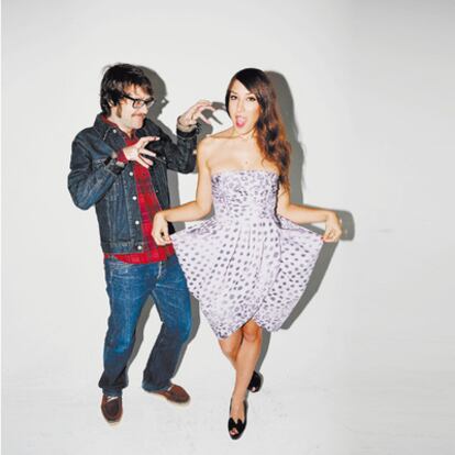 <b>Joaquín Reyes viste camisa, vaqueros y chaqueta de Levi's Red Tab. Los zapatos son de Castañer. Anni B Sweet lleva un vestido de Frankie Morello con unos zapatos de Castañer.</b>