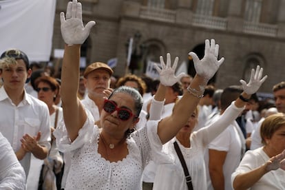 Manifestantes pintados con las manos blanco participan en la manifestación en la plaza de Sant Jaume de Barcelona.