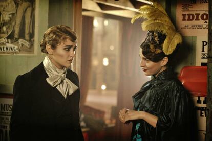 Olivia Cooke y María Valverde, en 'The Limehouse Golem'.