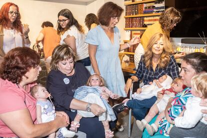 Un grupo de  mujeres juegan con sus bebés reborn durante una quedada en un hotel del centro de Madrid.
