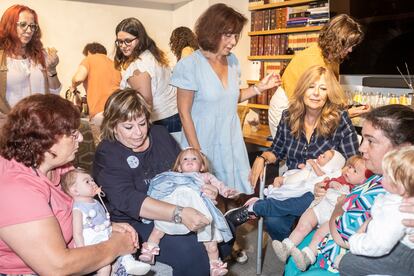 Un grupo de mujeres juegan con sus bebés reborn durante una quedada en un hotel del centro de Madrid.