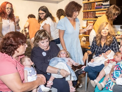 Un grupo de  mujeres juegan con sus bebés reborn durante una quedada en un hotel del centro de Madrid.