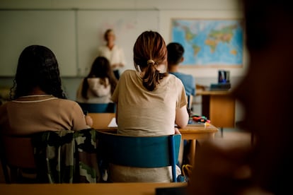 Francia juzga a una profesora por acoso moral tras el suicidio de una alumna