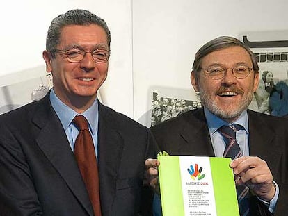 Alberto Ruiz-Gallardón y Jaime Lissavetzky muestran la encuesta del COI respondida por Madrid 2016.