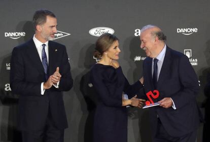 Los Reyes entregan el Premio AS al exseleccionador de fútbol Vicente del Bosque.