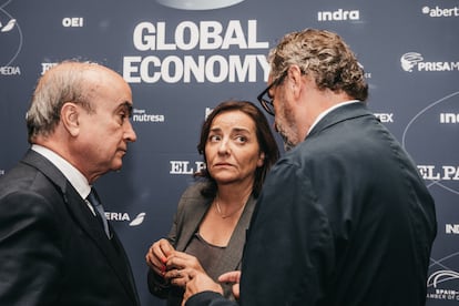 Pepa Bueno, directora de EL PAÍS, conversa con Juan Cantón, director general de Prensa de Prisa Media (derecha), y Mariano Jabonero, secretario general de la Organización de Estados Iberoamericanos (OEI).